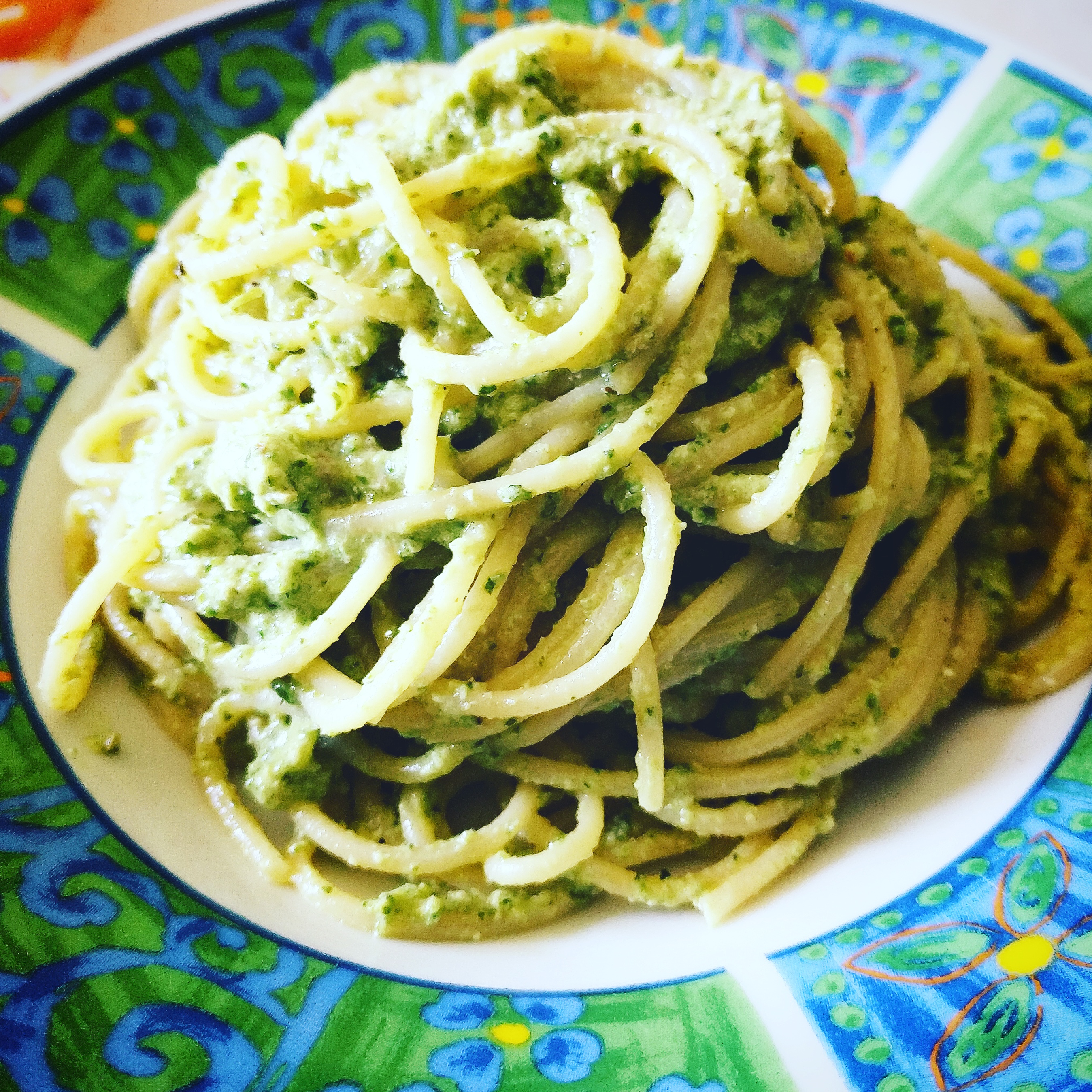 Spaghetti integrali con pesto di rucola, noci e sgombro - Cucina