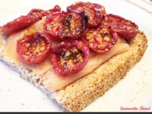 Bruschetta salmone e pomodorini confit